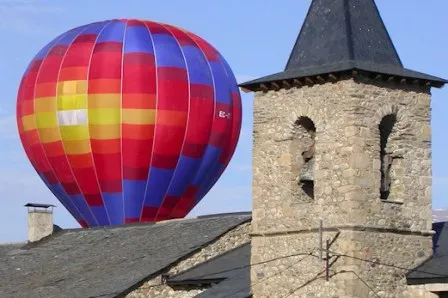 Atterrissage en Montgolfière près du clocher