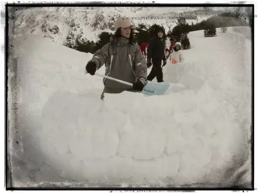 En pleine construction de l'Igloo !