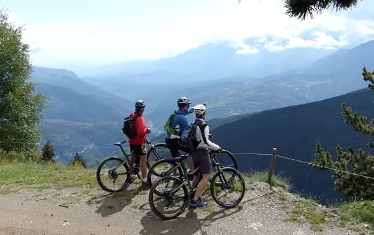 Vues sur Olette en VTT électrique en Pyrénées Orientales