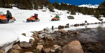 Balade en motoneige au bord du Riu Valira