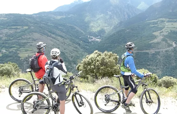 VTT électrique tout en descente en Pyrénées Orientales