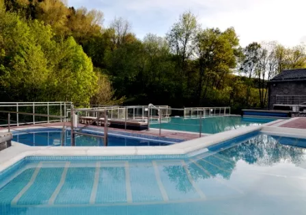 Bains d'eaux chaudes sulfureuses dans les Pyrénées-Orientales