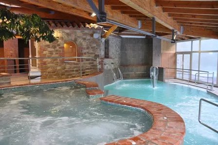 Bains de Llo : l'eau chaude sulfureuse en intérieur