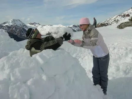 Tout un travail d'équipe pour construire un Igloo !